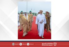 صورة جلالة الملك المعظم يغادر مدينة صلالة بسلطنة عمان