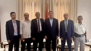 صورة السفير راجح بادي يستقبل وفدًا أمنيًا يمنيًا في الدوحة  .. تنسيق يمني قطري لمواجهة أخطر الظواهر الاجتماعية