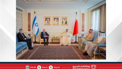 صورة وزير الخارجية يتسلم نسخة من أوراق اعتماد سفير دولة إسرائيل المعين لدى مملكة البحرين