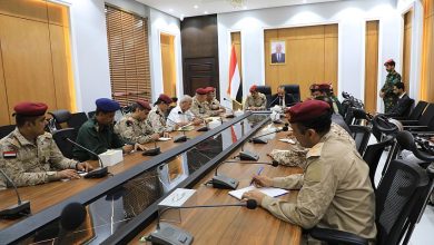 صورة وزير الدفاع من المكلا: حضرموت خط أحمر والدولة ستتصدى لأي تهديدات أمنية.. ومليشيات الحوثي تتخادم مع الإرهاب