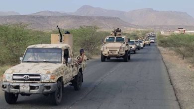 صورة الانتقالي يدفع بتعزيزات ثقيلة إلى جبهة لودر وسط توتر أمني ومطالب شعبية بفتح الطريق