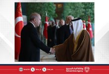 صورة سفير مملكة البحرين لدى الجمهورية التركية يشارك في حفل الاستقبال بمناسبة الذكرى السنوية الـ 103 لعيد النصر