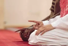 صورة الإمام لا يعطينا فرصة لإكمال التشهد الأخير.. ماذا نفعل؟.. عالم يرد