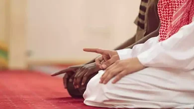 صورة الإمام لا يعطينا فرصة لإكمال التشهد الأخير.. ماذا نفعل؟.. عالم يرد