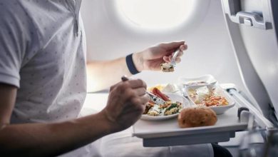 صورة لماذا يجب تجنب تناول طعام الطائرات؟.. طبيب يكشف صدمة (فيديو)