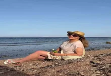 صورة بالشورت.. ليلى علوي ترقص أمام البحر بالمصيف والجمهور يغازلها (صور وفيد