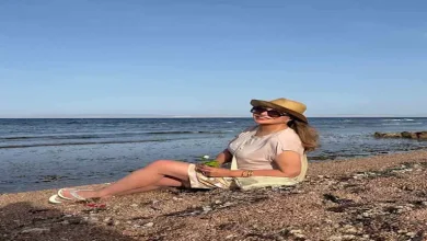 صورة بالشورت.. ليلى علوي ترقص أمام البحر بالمصيف والجمهور يغازلها (صور وفيد