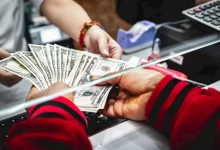 صورة متى تنخفض الأسعار  بعد تراجع الدولار؟.. المستوردون يضعون شرطين أساسيين