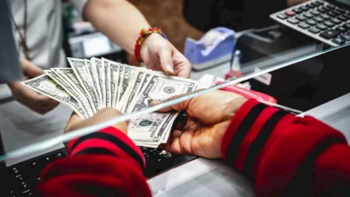 صورة متى تنخفض الأسعار  بعد تراجع الدولار؟.. المستوردون يضعون شرطين أساسيين