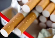 صورة عادة يفعلها كثيرون.. احذر تدخين السجائر مع الشاي قد يسبب هذه الأمراض ا
