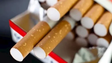 صورة عادة يفعلها كثيرون.. احذر تدخين السجائر مع الشاي قد يسبب هذه الأمراض ا
