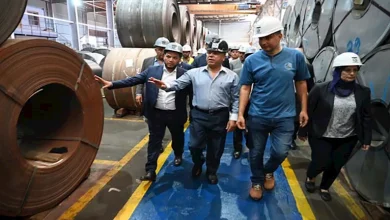 صورة وزير الصناعة يتفقد مصنع “الجلاد ستيل” لانتاج الصاج المسحوب على البارد-