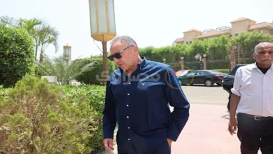 صورة الخطيب يساند محمد الشناوي قبل مغادرة جثمان والده من المستشفى