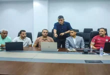 صورة أوسكار يراجع حالات الجولة الأولى مع 4 حكام