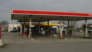 صورة زوجان ينسيان ابنهما في محطة وقود.. لن تتوقع ما حدث