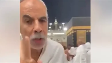 صورة “خايف عليك من جهنم”.. مسن يوجه رسالة مؤثرة لشقيقه من أمام الكعبة (فيدي