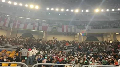 صورة الأمن يعيد طفلة إلى أهلها بعد النزول إلى ملعب مباراة مصر وإسبانيا