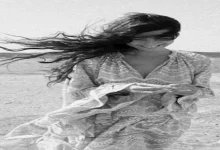 صورة بإطلالة صيفية.. النجمة التركية توبا بويوك تخطف الأنظار على البحر (صور)