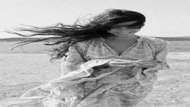 صورة بإطلالة صيفية.. النجمة التركية توبا بويوك تخطف الأنظار على البحر (صور)