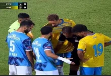 صورة موقف طريف بالدوري.. لاعب بيراميدز يرتدي قميص زميله بالخطأ (صور)