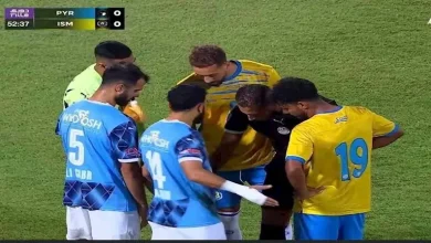 صورة موقف طريف بالدوري.. لاعب بيراميدز يرتدي قميص زميله بالخطأ (صور)