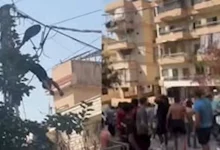صورة بعد صعقه.. جثة شاب تتدلى من عمود إنارة (فيديو)