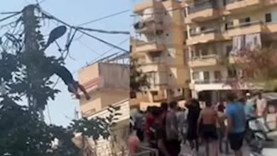 صورة بعد صعقه.. جثة شاب تتدلى من عمود إنارة (فيديو)
