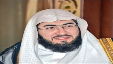 صورة خطيب المسجد الحرام: الحر من آيات الله والاعتراض عليه اعتراض على قضاء ا
