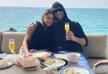 صورة بعد احتفاله بعيد ميلادها.. 15 صورة لميدو وزوجته على البحر بالمصيف