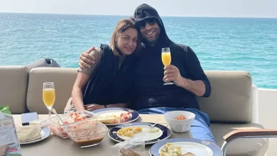 صورة بعد احتفاله بعيد ميلادها.. 15 صورة لميدو وزوجته على البحر بالمصيف
