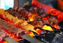صورة رجل يطلق النار على “محل كباب”.. والسبب صادم