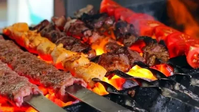 صورة رجل يطلق النار على “محل كباب”.. والسبب صادم