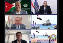 صورة وزيرا الاتصالات والاقتصاد الرقمى الأردني يشهدان عملية إنزال الكابل الب