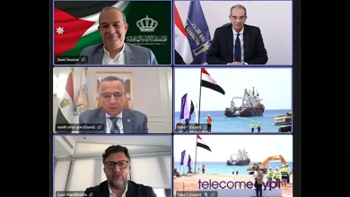 صورة وزيرا الاتصالات والاقتصاد الرقمى الأردني يشهدان عملية إنزال الكابل الب