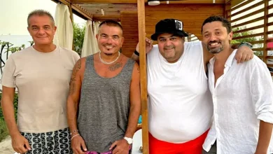صورة “الحظ مجمع الحبايب”.. المنتج حمادة إسماعيل ينشر صورة مع الهضبة ونجوم