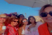 صورة ليلى علوي تواصل الاستمتاع بالصيف وترقص مع صديقتها.. (صور وفيديو)