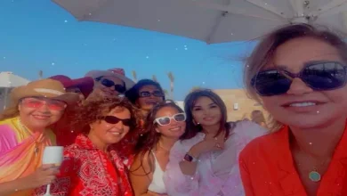 صورة ليلى علوي تواصل الاستمتاع بالصيف وترقص مع صديقتها.. (صور وفيديو)