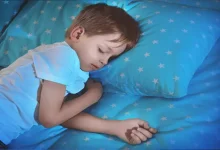 صورة مع اقتراب العام الدراسي.. كيف تغير روتين نوم طفلك؟
