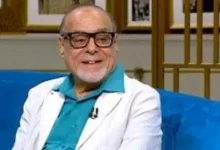 صورة مفاجأة على الهواء.. حفيد الفنان أحمد نبيل يقدم له هدية في برنامج واحد