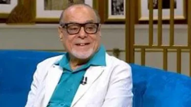 صورة مفاجأة على الهواء.. حفيد الفنان أحمد نبيل يقدم له هدية في برنامج واحد