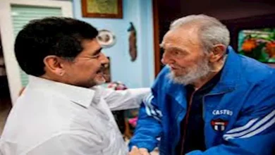 صورة وشم صورته على ساقه وتوفيا بنفس اليوم.. حكاية صداقة مارادونا وكاسترو