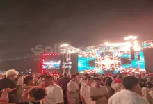 صورة بالصور| جمهور حفل عمرو دياب في العلمين الجديدة يتوافدون على مسرح يو أر