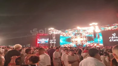 صورة بالصور| جمهور حفل عمرو دياب في العلمين الجديدة يتوافدون على مسرح يو أر