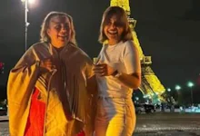 صورة أمام برج إيفل.. 20 صورة منة فضالي تستمتع بالإجازة مع والدتها في باريس
