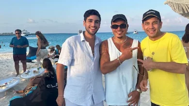 صورة مصطفى قمر ينشر صورًا مع عمرو دياب في الساحل.. ويمازحه بهذه الطريقة