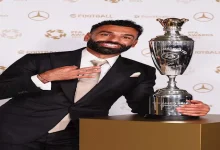 صورة بالفيديو.. وصول محمد صلاح لمقر ليفربول بجائزة أفضل لاعب