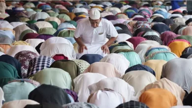 صورة ماليزيا تغلظ عقوبة التغيب عن صلاة الجمعة للسجن سنتين.. ما حكم الشرع؟