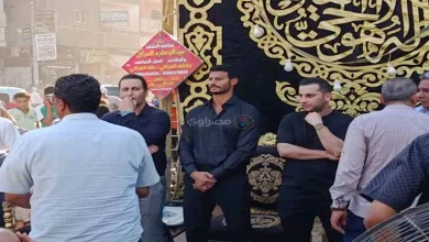 صورة محمد الشناوي يتلقى واجب عزاء والده بمسقط رأسه في كفر الشيخ (فيديو وصور
