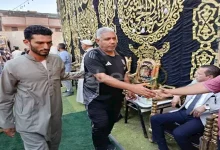 صورة لم يفوته الواجب.. عم حارس يشارك في عزاء والد الشناوي بكفر الشيخ (صور)