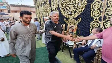 صورة لم يفوته الواجب.. عم حارس يشارك في عزاء والد الشناوي بكفر الشيخ (صور)